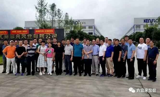 与会人员在遵义乐投体育-乐投(中国)一站式服务平台有限公司大门口合影留念